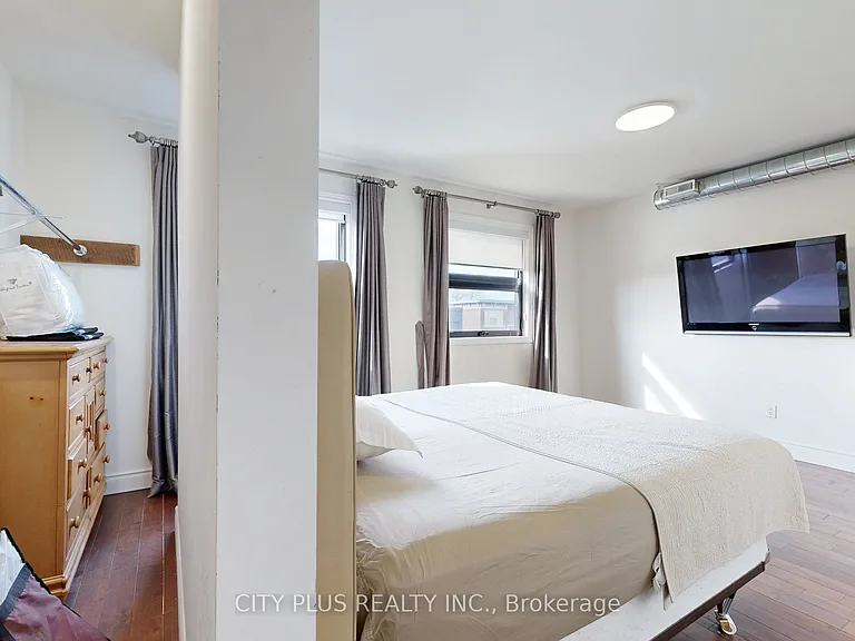 704 Bloor St W — Photo 28
