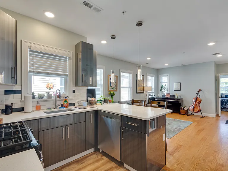 Sleet mordent kitchen cabinets