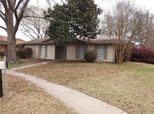 928 Meadowcove Cir, Garland, TX 75043