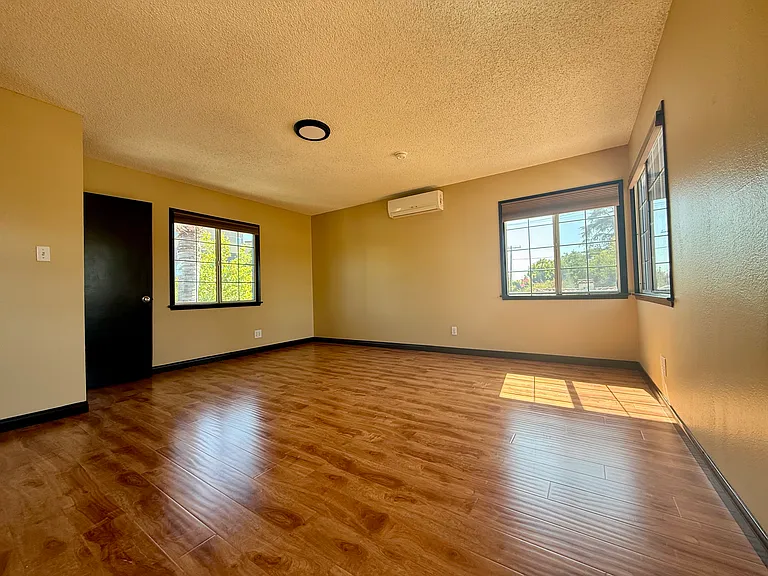 6205 Gentry Ave — Photo 17