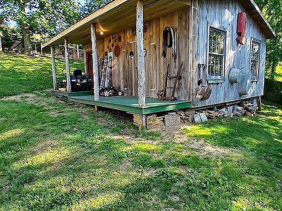 3rd image of 207 Lone Holly Ln