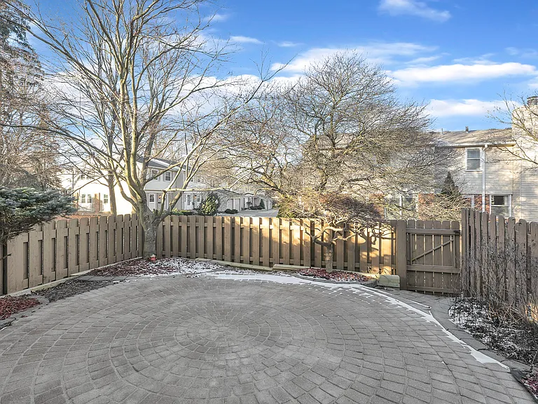 1592 Brentwood Dr — Photo 24