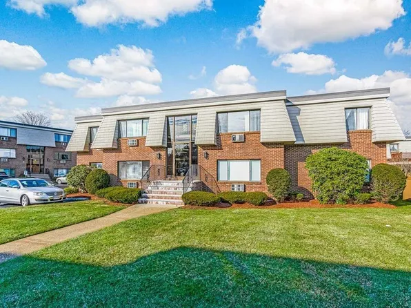 10 Hallmark Gdns, Burlington, MA