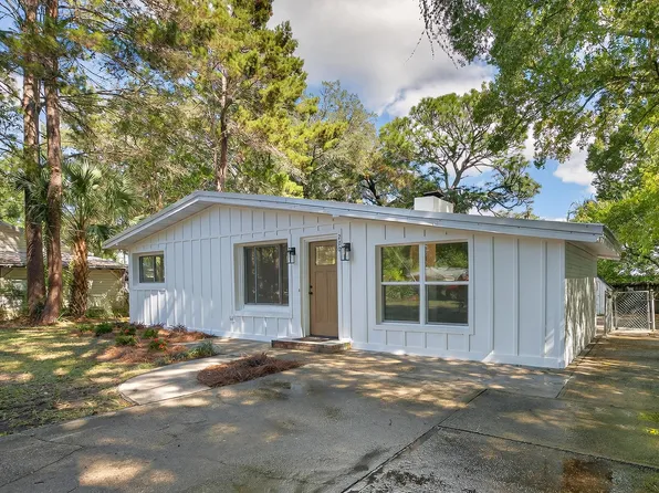 220 Edge Ave, Valparaiso, FL 32580