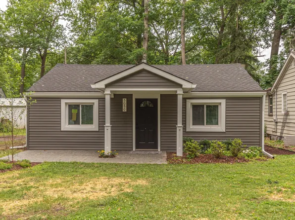 5050 Grover Dr, Brighton, MI 48116
