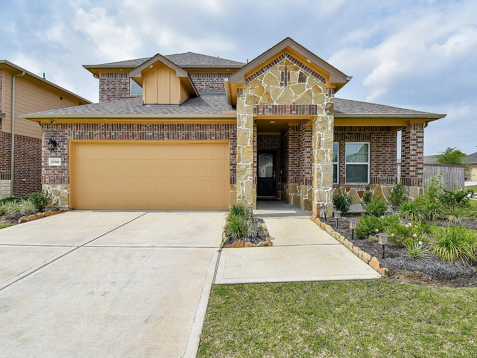 4 bed, 3.5 bath, 2589 sqft, $2,950 — Photo 1