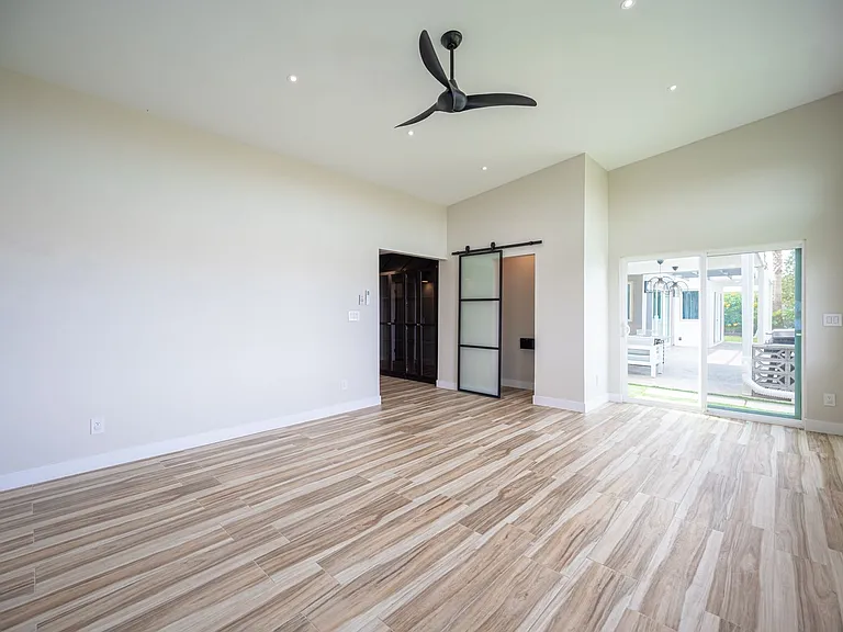 330 E Country Club Dr — Photo 68