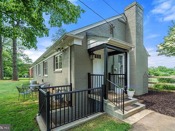 5th image of 219 Roebling St
