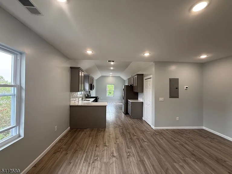 190 E Lindsley Cedar — Photo 3
