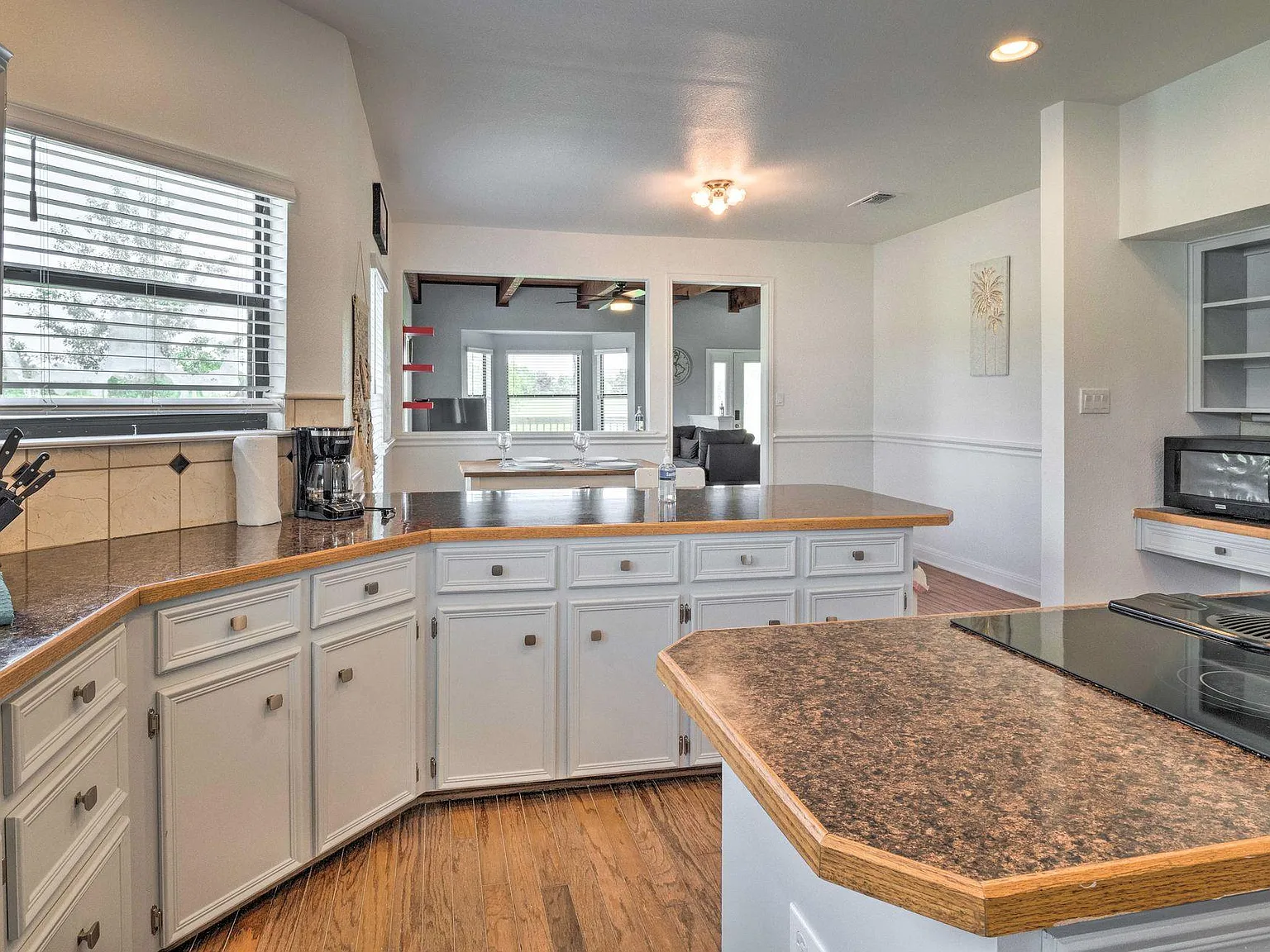 3 bed, 2.5 bath, 2593 sqft, $3,200 — Photo 4