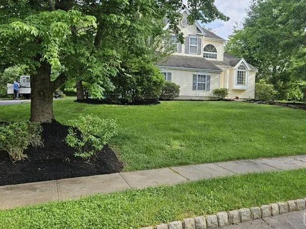 12 Montgomery Dr, Flemington, NJ 08822