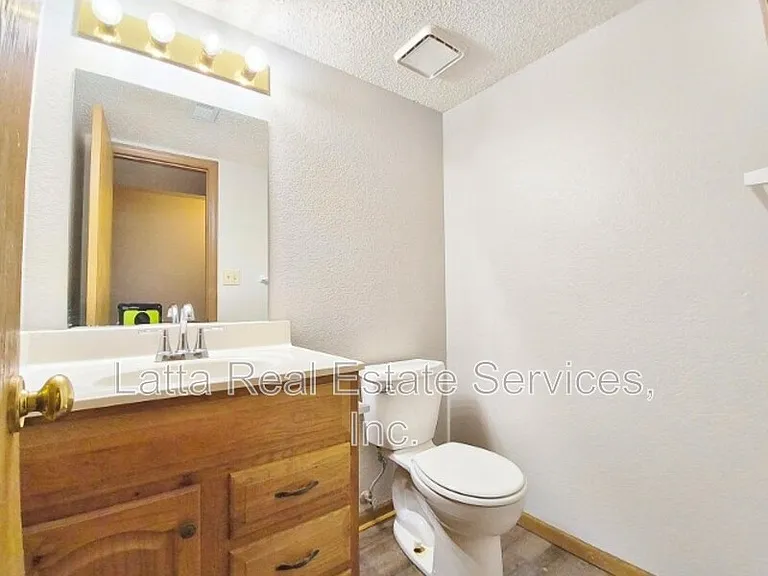 2115 Highridge Dr #C — Photo 12