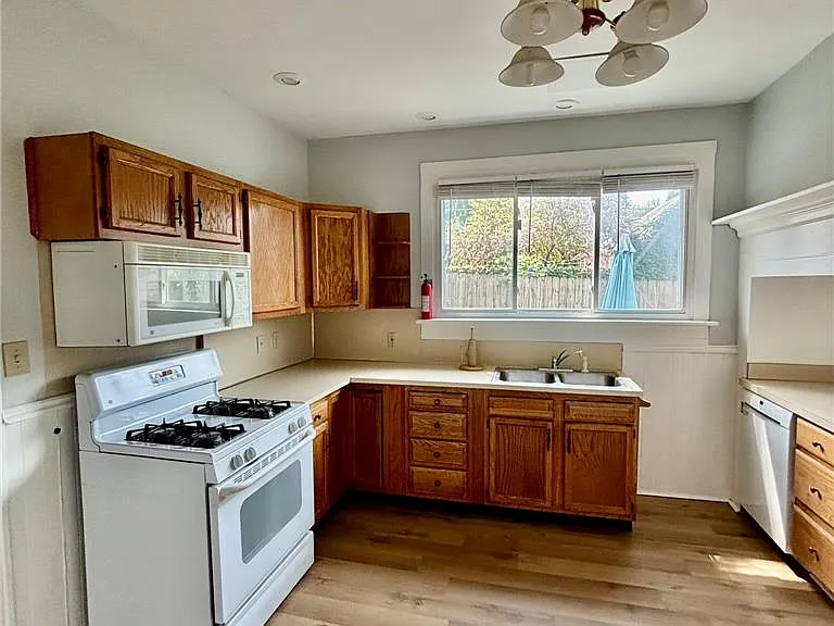 412 Parsons St — Photo 3