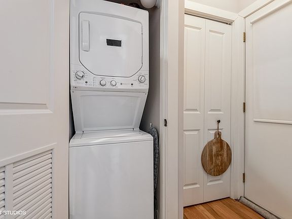 5th image of 928 W Oakdale Ave #1N