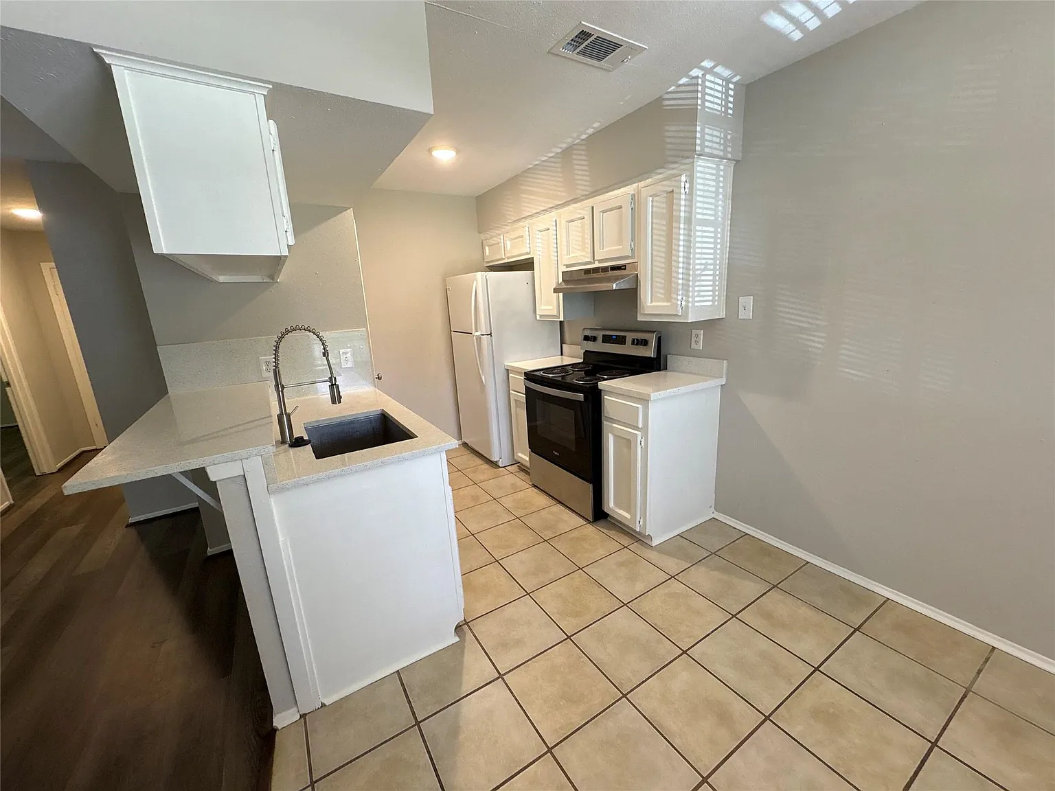 2 bed, 1.0 bath, 970 sqft, $1,250 — Photo 4