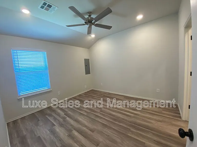8000 NW 110th Dr — Photo 32