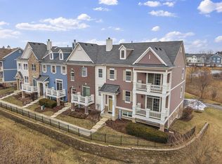 1054 Bartholdi Ct, Carol Stream, IL 60188