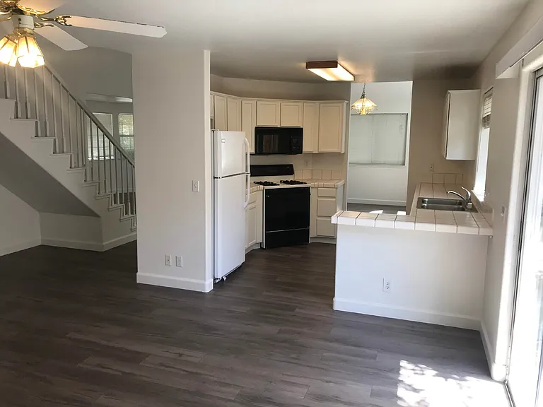 494 Len Cir — Photo 2