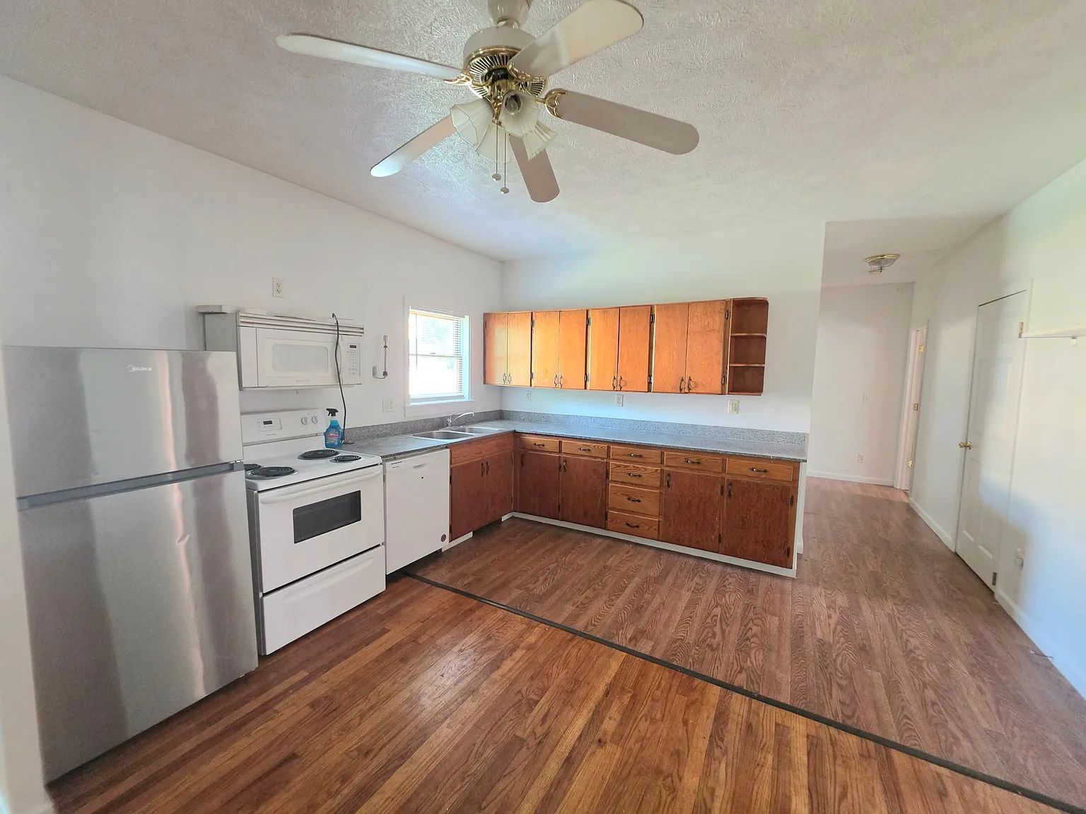 4 bed, 1000 sqft, $1,650 — Photo 4