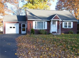 24 Pine Ridge Cir, North Syracuse, NY 13212
