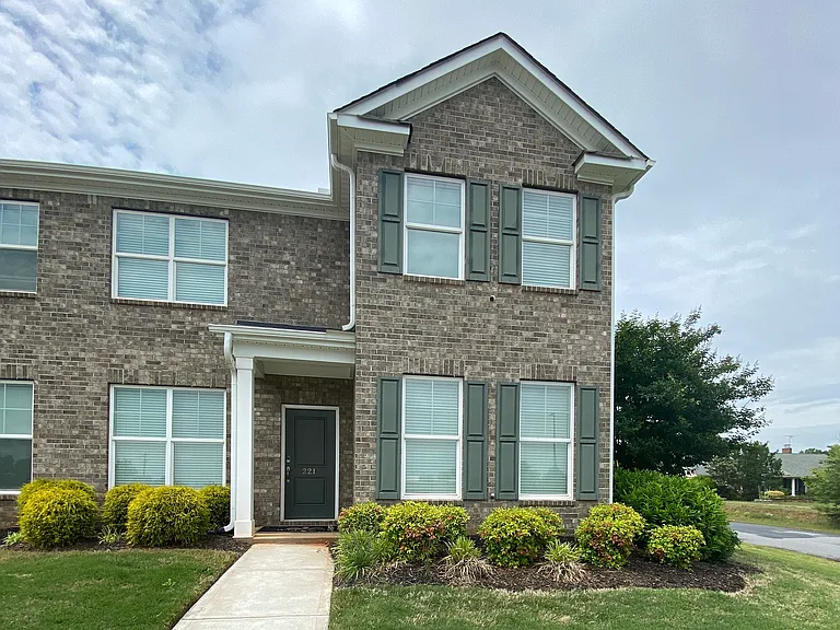 221 Scenic Rd — Photo 1