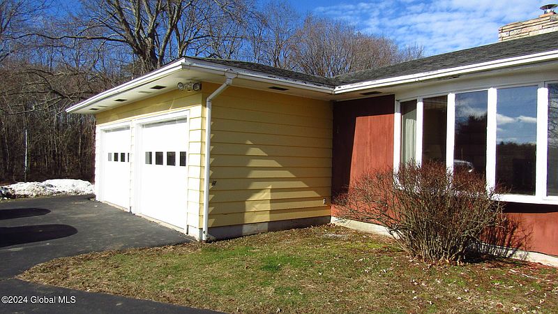 3rd image of 131 Spraguetown Road