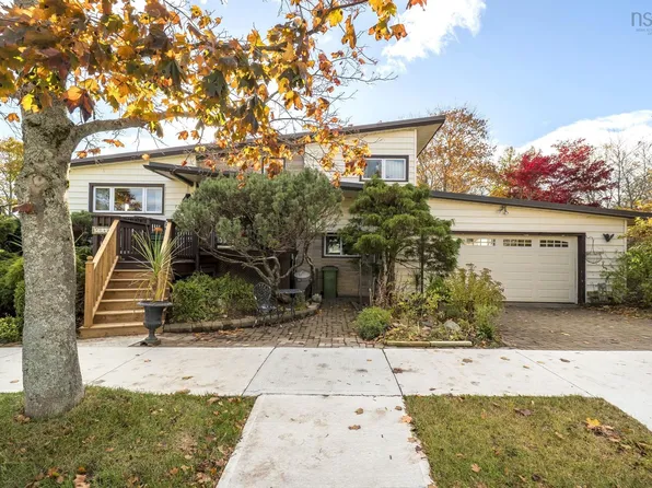 7082 Murdoch Ave, Halifax, NS B3L 2G7