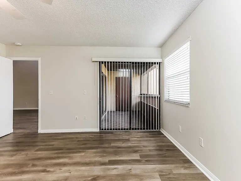 304 Lakeview Dr E — Photo 8