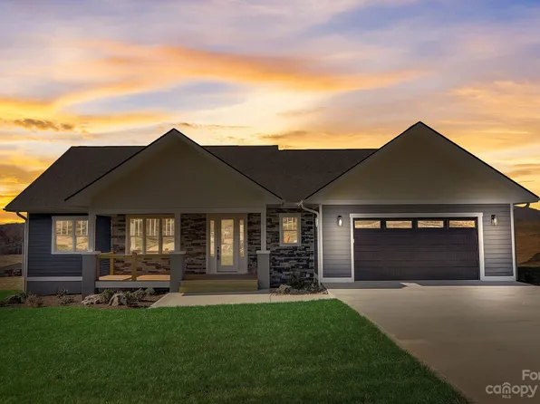 111 Maple Knoll Dr, Hendersonville, NC 28792