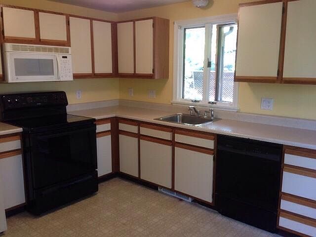 2nd image of 446 Mount Hope St Ste 7