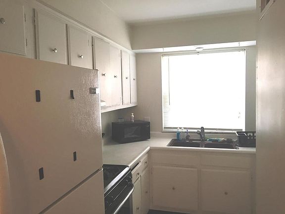 3rd image of 1210 Woodbrook Cir W APT D