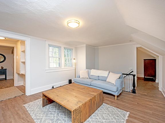3rd image of 215 20th Ave NE APT 2
