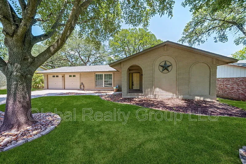3 bed, 2.0 bath, 1612 sqft, $1,675 — Photo 3