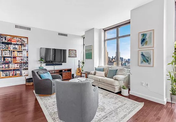 3rd image of 101 W 24th St APT 32C