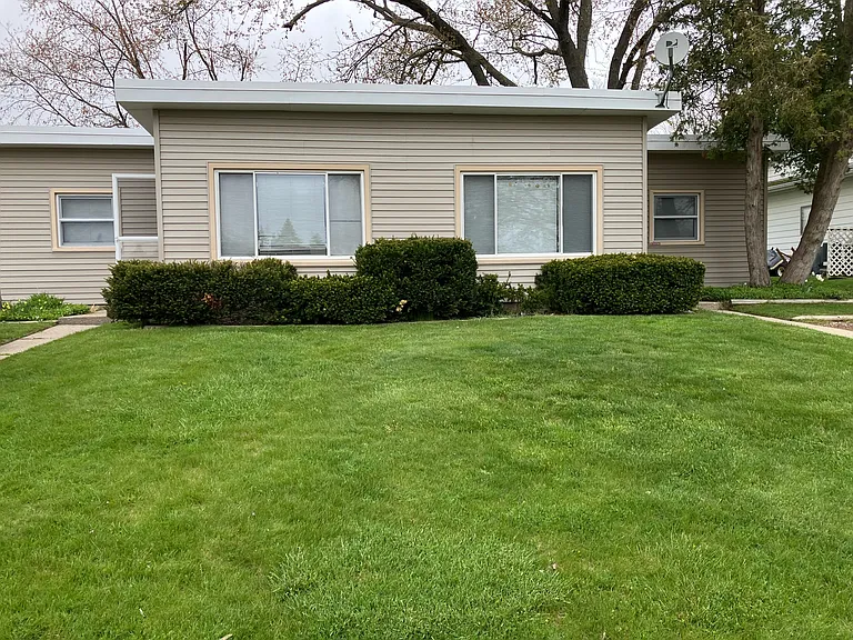 211 Elm Pl — Photo 1