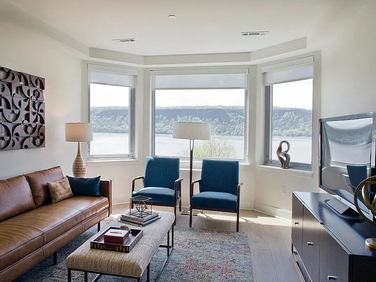 Apartment with Bay Windows overlooking Hudson River