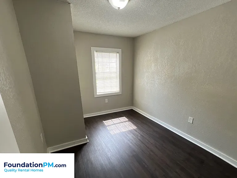 1371 E Trigg Ave — Photo 12