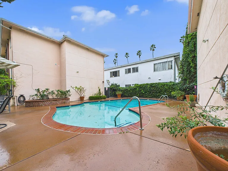 The Biarritz Apartments — Photo 20