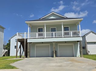 6211 Red Oak Dr, Hitchcock, TX 77563