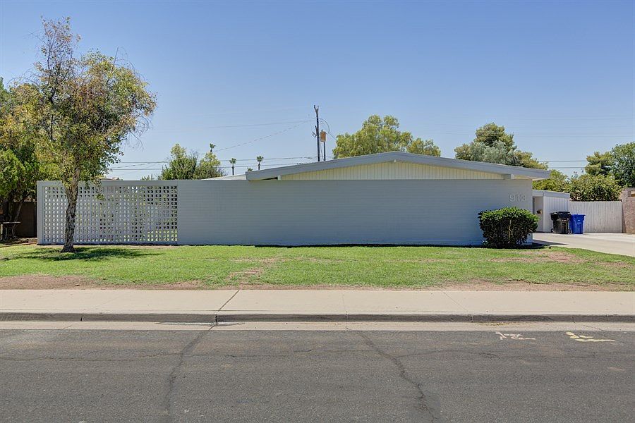 1st image of 913 E 6th Pl