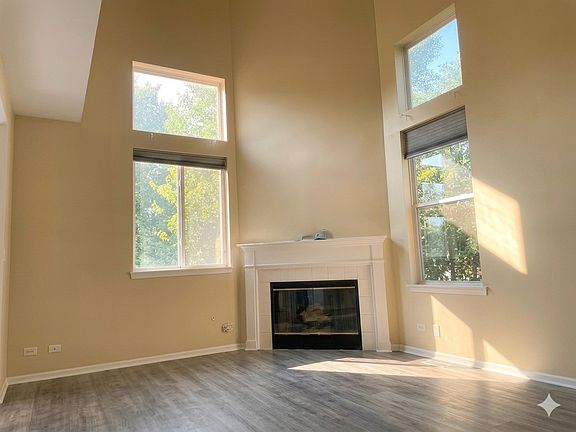 Great room, vaulted ceilings, gas fire place