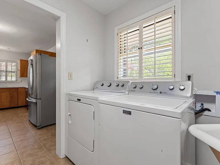 225 Arbutus Rd — Photo 22