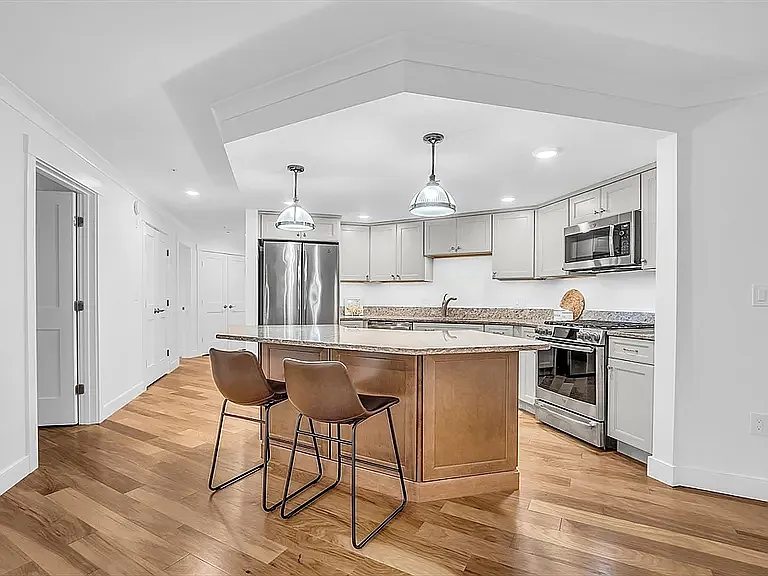 11 Cushing Pl #204 — Photo 2
