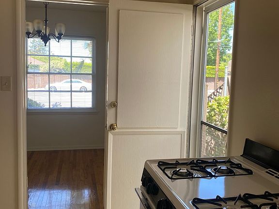 4th image of 5846 & 5852 Whitsett Ave #1B