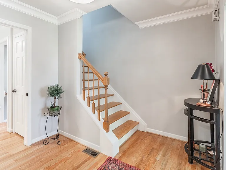 906 Putney St — Photo 9
