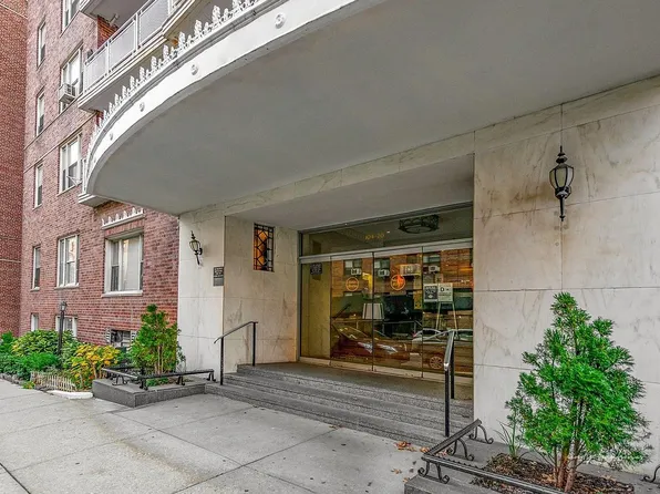 104-20 68th Dr, Forest Hills, NY 11375