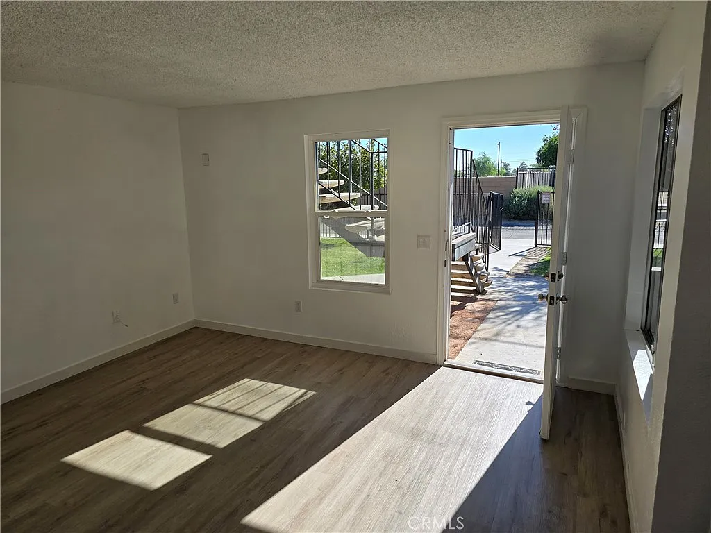 2 bed, 960 sqft, $2,200 — Photo 2