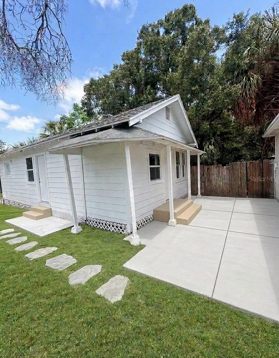 3 bed, 1.0 bath, 1037 sqft, $2,895 — Photo 2