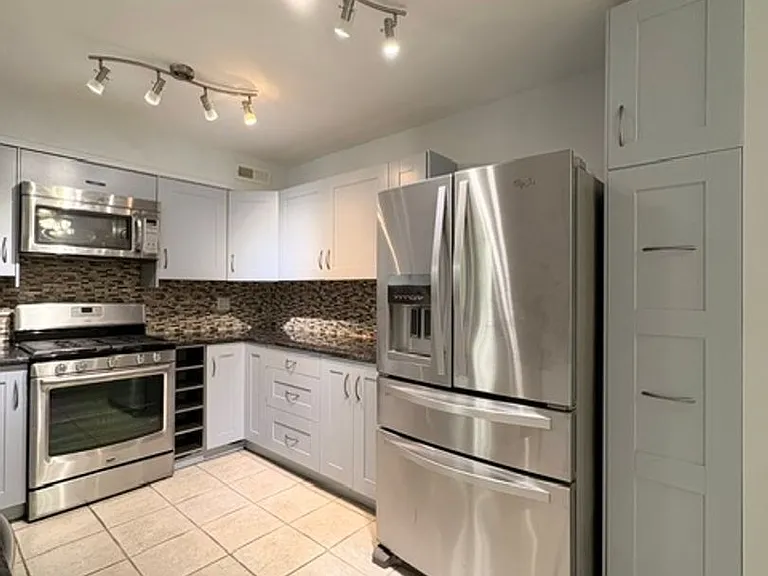 9714 Admiralty Dr — Photo 9