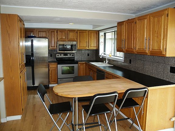 Kitchen w/Breakfast Bar